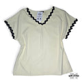 Blusa Crema con Ribete Ondulado en Negro Elegante. Talla M